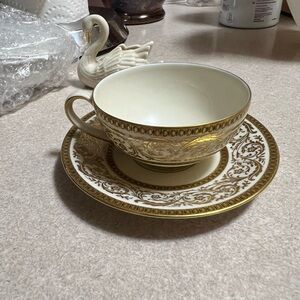 Vntg.BAVARIA TIRSCHENREUTH Germany 914 gold/cream tea cup set .